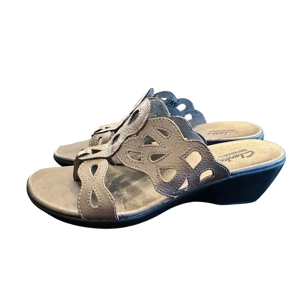 Clarks Bendables Womens 8M Metallic Pewter Leather Laser Cut Wedge Sandals 37065